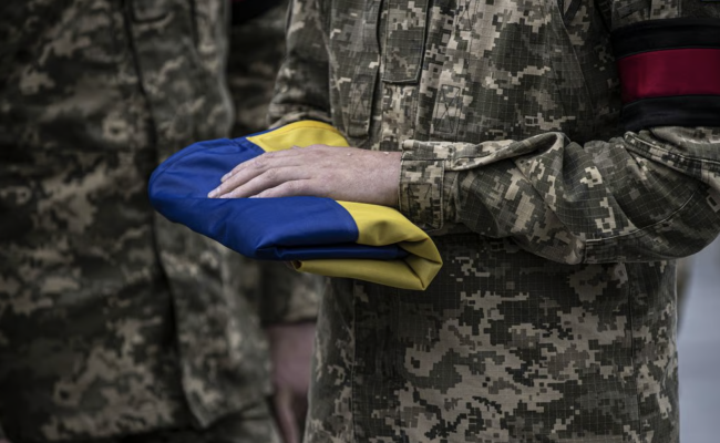 Украинский военный держит флаг