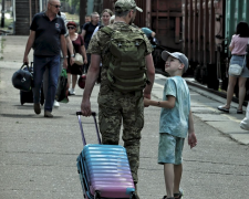 Український військовий із дитиною
