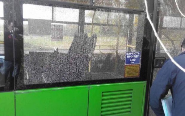 Появились фото обстрелянного в Харькове троллейбуса