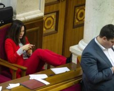 За какие заслуги повышение? Депутатам указали, как украинцы оценивают их труд