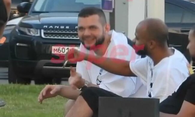 Звезда "Танцев" балует себя косячком в перерывах между съемками