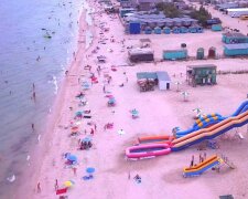 На Азовському морі відпочивальники стали свідками прекрасного видовища, — яскраві кадри потрапили в мережу