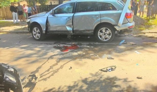 В Черкассах посреди дороги взорвался автомобиль (фото)