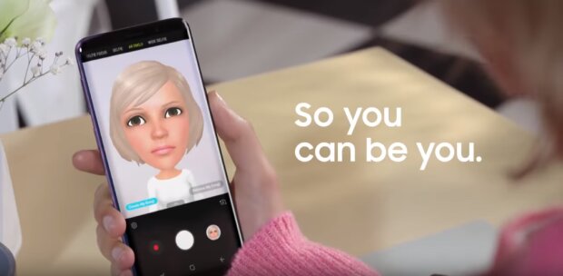 Samsung Galaxy S10,   YouTube