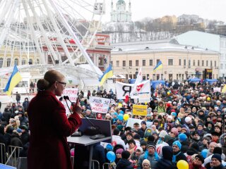 Тимошенко з народом, фото з вільних джерел