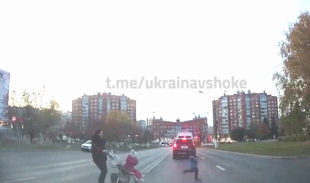 В Киеве горе-мать бросила ребенка под колеса машины – "мастер-класс" возмутил украинцев