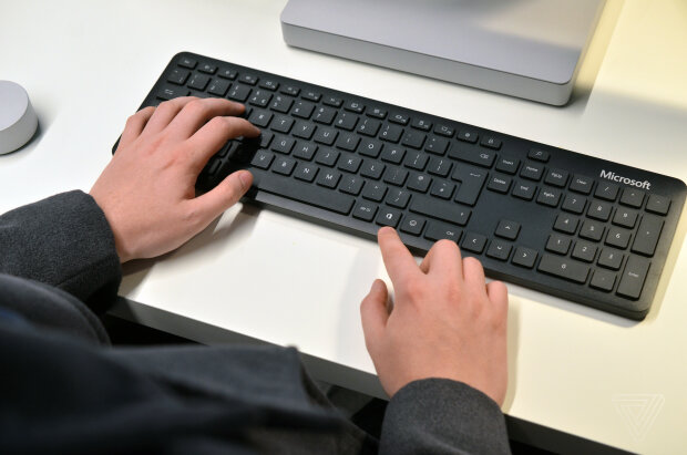 Компания Microsoft обновила клавиатуру,  пользователи получат "смайлики": фото