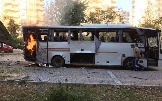 В Турции взлетел на воздух полицейский автобус: видео