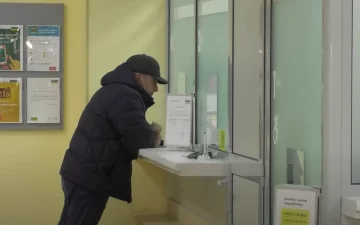 Банк, соцвыплаты. Фото: скрин youtube