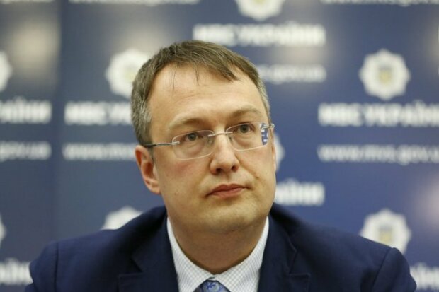 Геращенко терміново покинув Україну із страшною раною на шиї