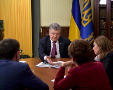 Ротару, Медведєв та особистий прес-секретар: перед відставкою Порошенко засипав друзів нагородами