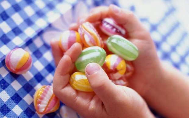 Розіп'ятому хлопчикові й не снилося: Порошенко годує дітей отруєними цукерками