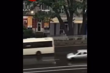 У Києві з-під відремонтованого Шулявського мосту б'є "гейзер": "Прорвало..."