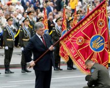 Порошенко не справился за 2 недели, но за 4 года построил боеспособную армию, – блогер