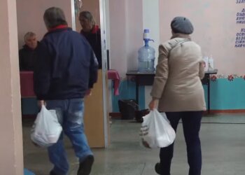 Выдача гуманитарной помощи. Фото: скрин youtube