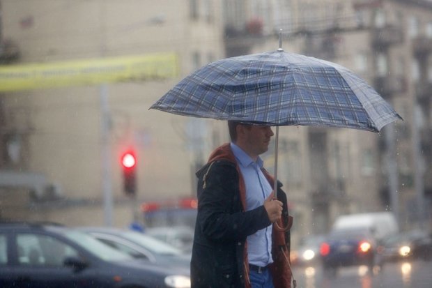 Погода на тиждень: нестерпні зливи принесуть українцям багато неприємностей