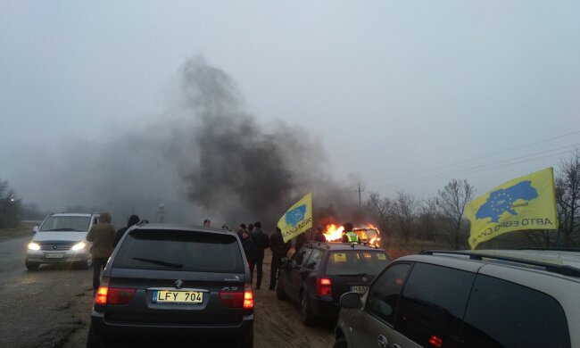 Спалюють євробляхи, Факти