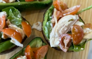 Авокадо, фаршированный куриным салатом, кадр из видео