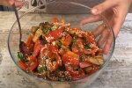 Смачний сезонний салат з куркою та перцем: страва, яка подається теплою