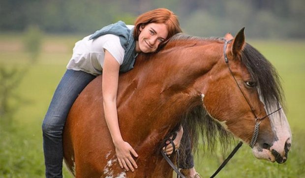 Дівчина показала красу коней з  усього світу 