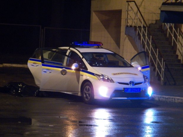 В Киеве пассажиры напали на таксиста: угрожали пистолетом, похитили авто