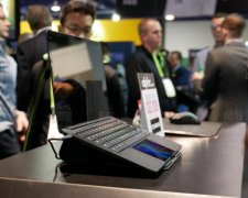 Смартфон схрестили з ноутбуком, і ось що з цього вийшло: відео