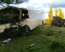 У страшній аварії КамАЗ протаранив автобус, є постраждалі