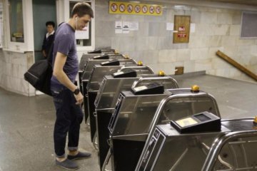 Скандал в метро: над студентом с инвалидностью поиздевалась контроллер