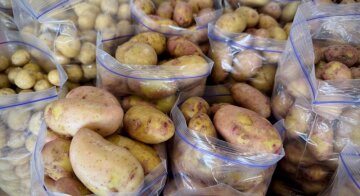 Молода картопля в супермаркеті