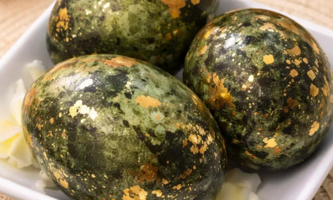 Малахітові крашанки на Великдень, кадр з відео