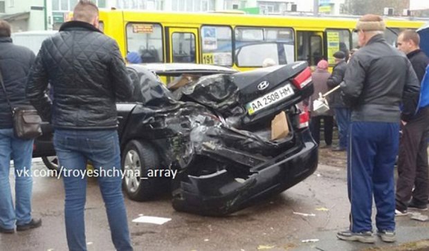 В Киеве иномарка уничтожила остановку и собственный зад (фото)