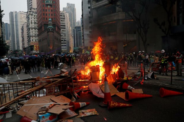 Протести у Гонконгу: прапори України, побиття "Трампа", відгомони в Казахстані
