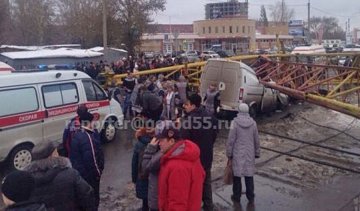 В Омську баштовий кран розчавив позашляховик з дитиною (фото)