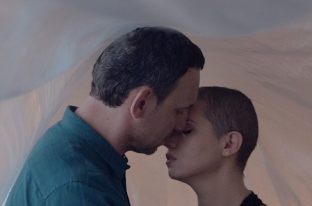 Яніна Соколова та Валерій Харчишин пристрасно цілуються у новому відео