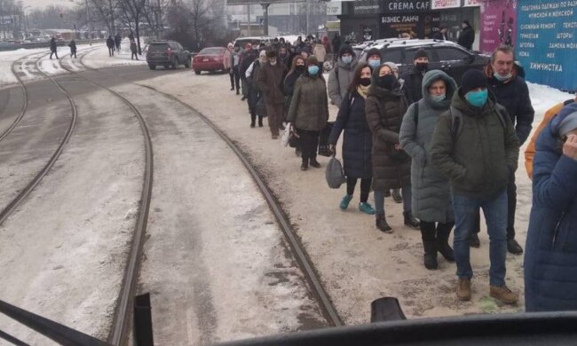 Очередь на трамвай, фото: Киев без цензуры