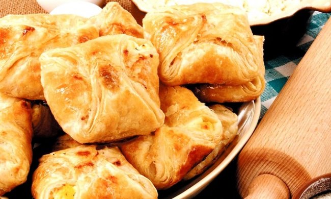 Готуємо слойки з яблуками в цукровій пудрі: покроковий рецепт