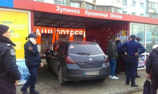 Іномарка протаранила зупинку в Одесі 