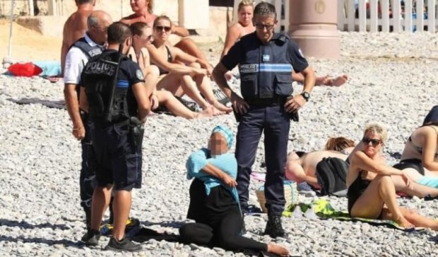 Французькі копи роздягли на пляжі мусульманку