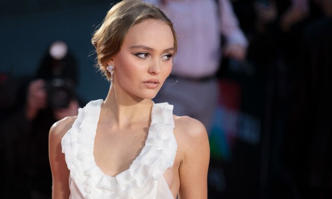 Чарівна донька Джонні Деппа спокусила чоловіків коротенькими шортами: Різдво буде спекотним