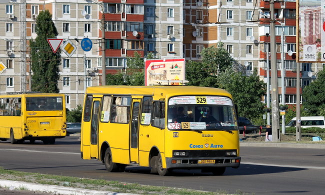 Під Дніпром двоє підлітків опинилися на капоті маршрутки: наздогнав просто на зебрі, подробиці