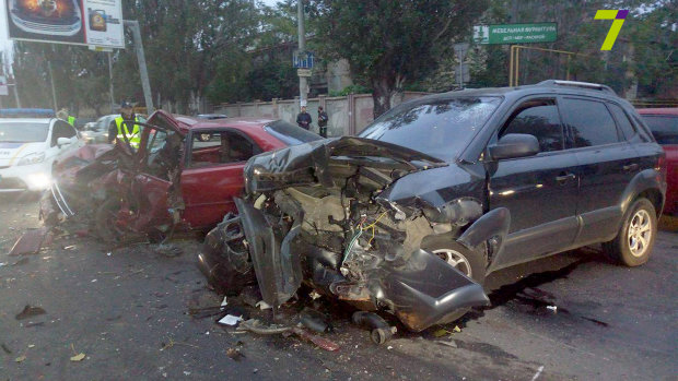 Понівечені рештки на дорозі: відразу 5 машин потрапили в смертельну ДТП