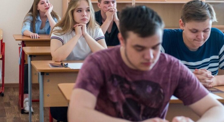 Старшокласники. Фото: скрін YouTube