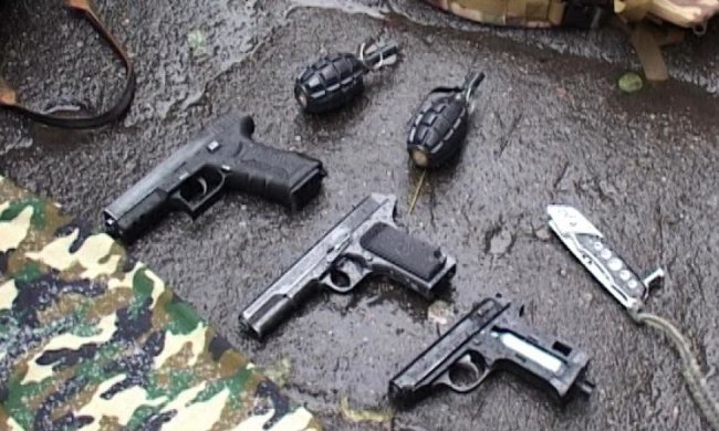 Юнак намагався пронести на Майдан 3 пістолети і 2 гранати (фото, відео)