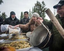 Ярмарка, едят с ведер