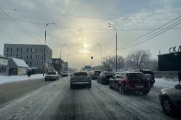 Понедельник начался с пробок: дороги покрыло снегом, машины буксуют, коммунальщиков не видно