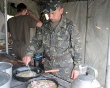 Борщ, мед і печиво: чим годуватимуть українських солдатів