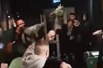 Летіли стільці й вазони: вечірка в барі переросла в масову бійку
