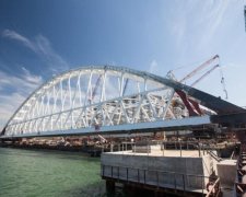 Яхта Медведева пролезет? В сети высмеяли российский корабль под Керченским мостом