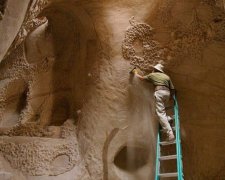 Скульптор чверть сторіччя робить фантастичні печери у скелях (фото)