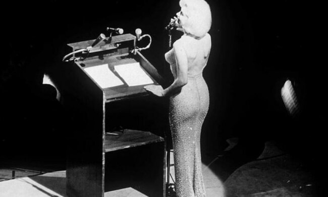 Знаменитое платье Мэрилин Монро продадут за баснословною сумму (видео)